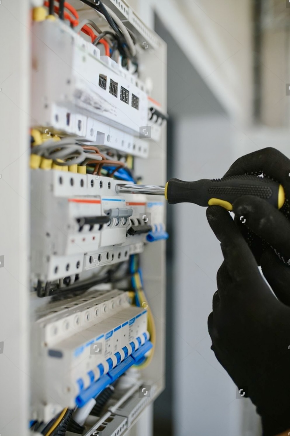 Technicien électricien travaillant sur un tableau électrique